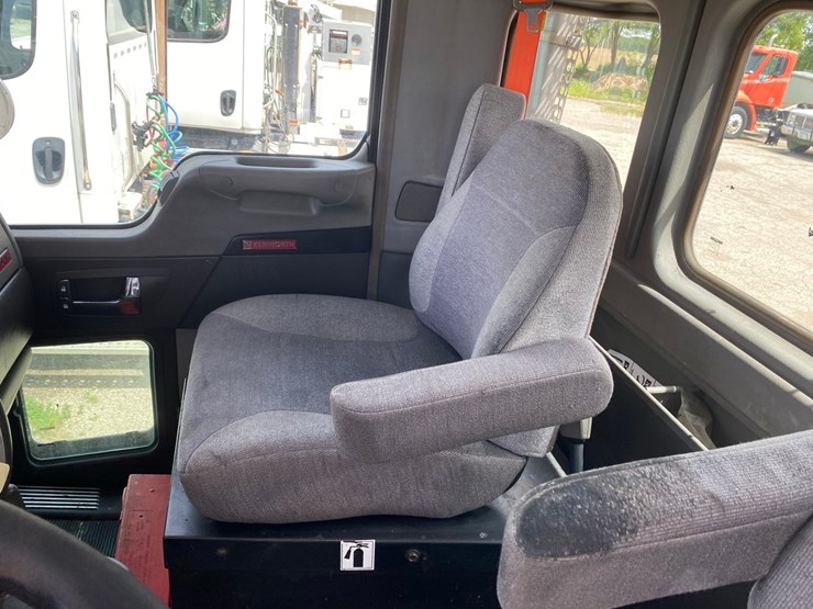 2014-kenworth-t400-single-axle-day-cab-semi-tractor-image-43