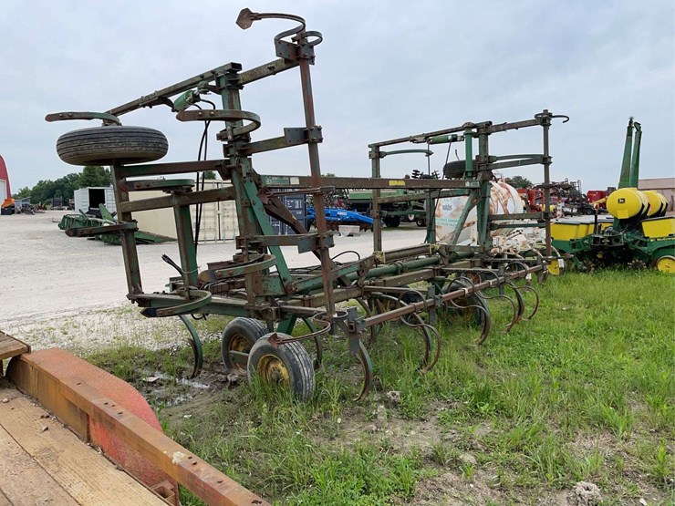 25-shank-chisel-plow-with-leveling-bar,-s-tine,-walking-tandems,-with-extra-shanks-image-4