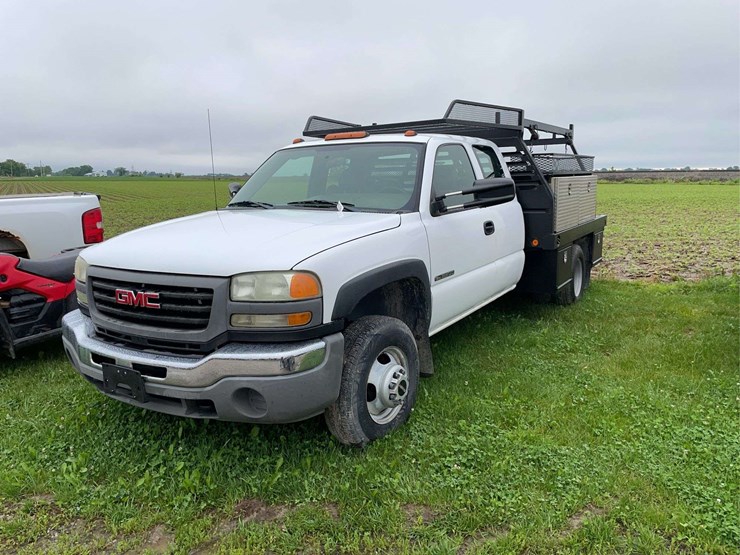 2004-gmc-3500-image-1