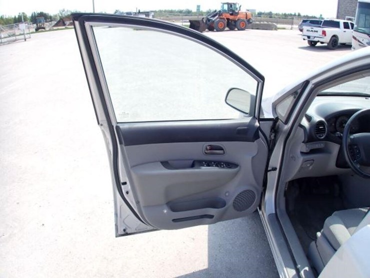 2007-kia-rondo-ex-sport-utility-vehicle-knafg52667-image-14