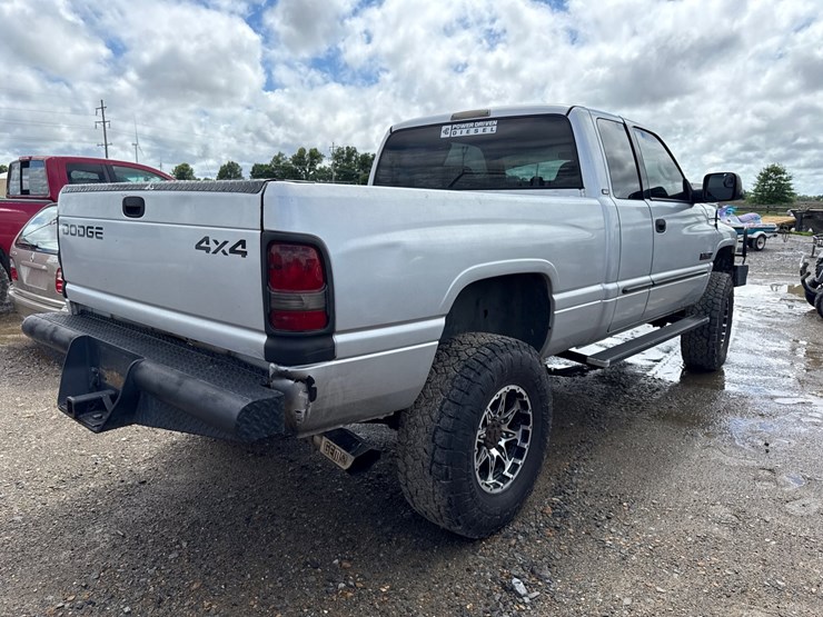 2001-dodge-2500-image-3