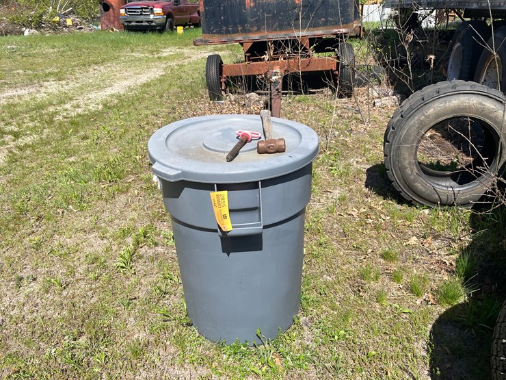 #2855-•-rubbermaid-garbage-can-(or)-image-1