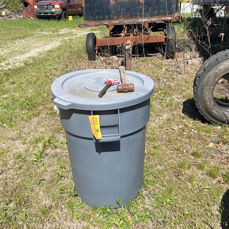 #2855 • Rubbermaid Garbage Can (OR)