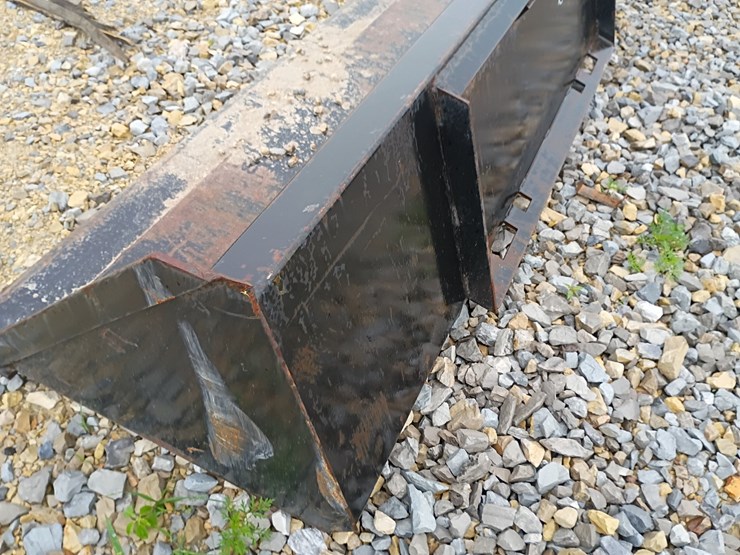 #24746-•-84"-smooth-bucket-skid-steer-attachment-image-9
