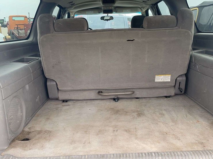 2005-chevrolet-suburban-image-16