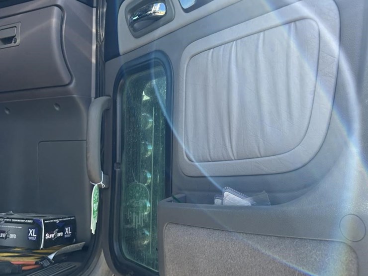 2017-peterbilt-389-image-39