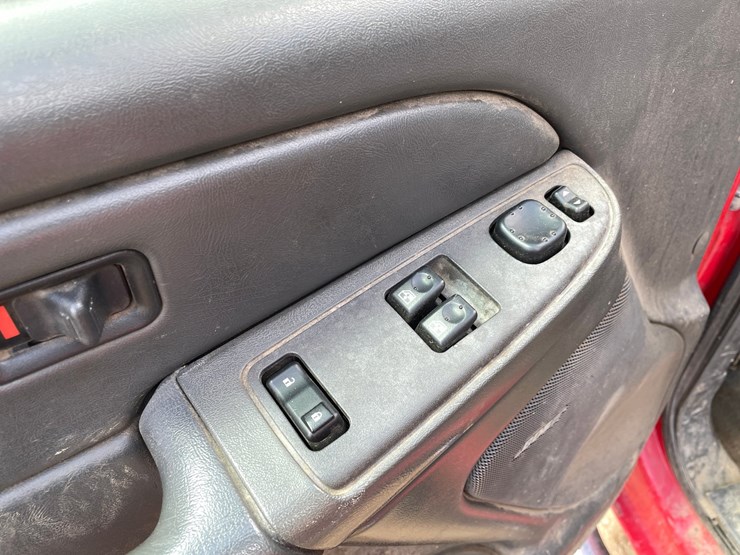 #1304-•-2005-gmc-sierra-pickup-truck-*non-runner*-(has-mn-title)-image-32