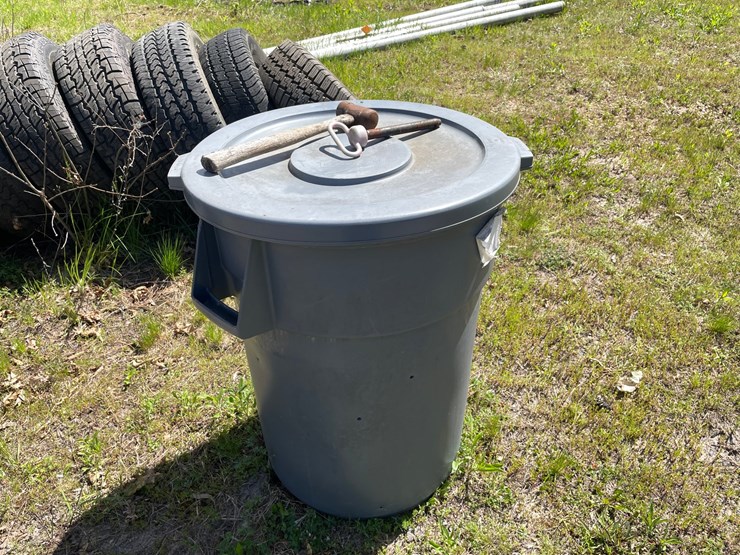#2855-•-rubbermaid-garbage-can-(or)-image-3