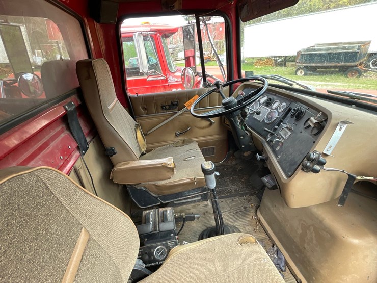 1989-ford-l9000-image-23