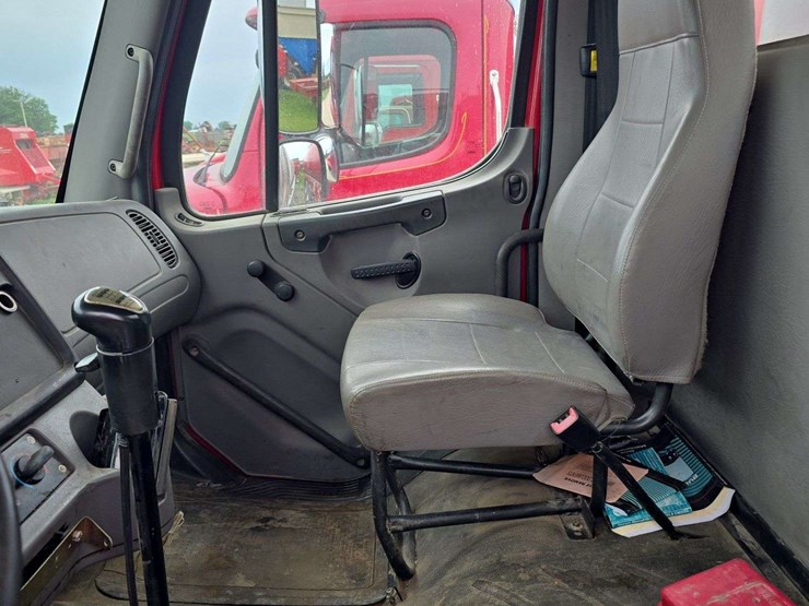 2013-freightliner-m2-106-image-9