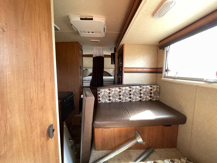#1305-•-2011-durastar-international-camper-truck-image-25