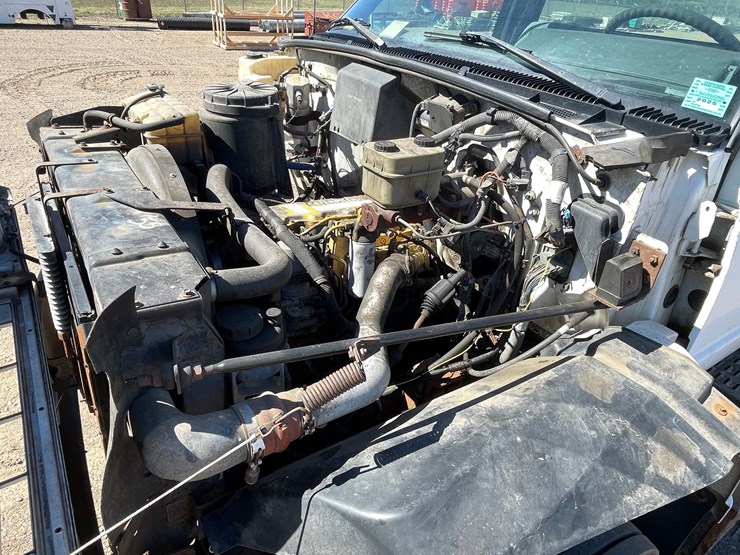 #1015-•-2001-gmc-c7500-cab-and-chassis-(has-mn-title)-image-15