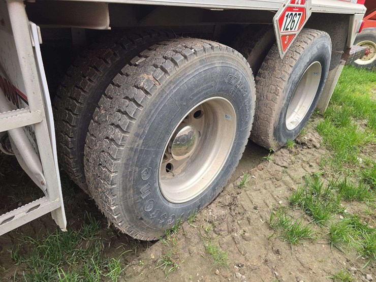 2013-freightliner-m2-106-image-12