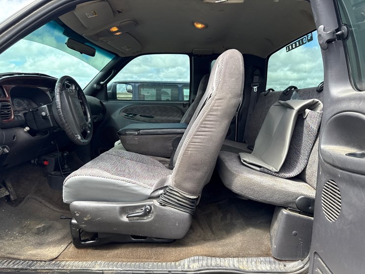 2001-dodge-2500-image-34