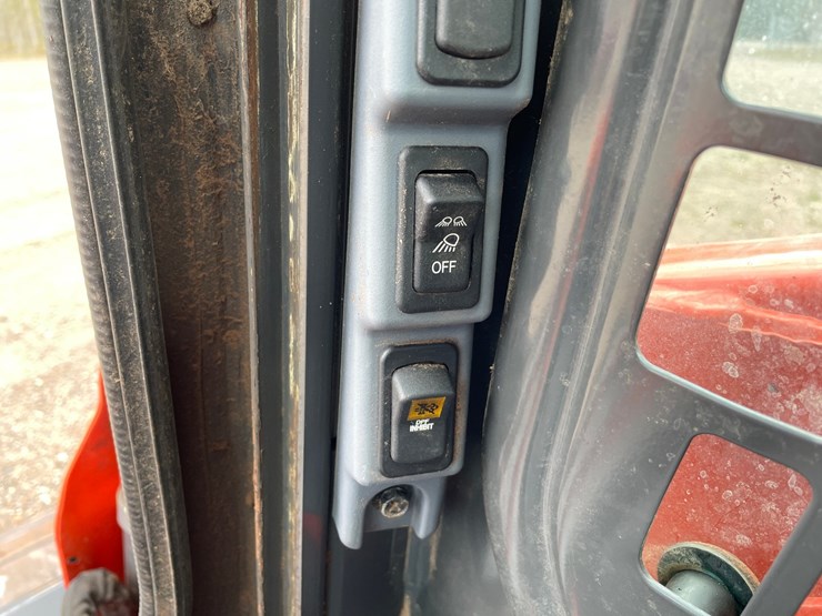 2022-kubota-ssv65-image-44