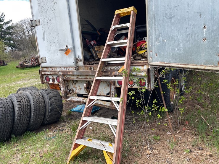 #2853-•-8'-step-ladder-(or)-image-2