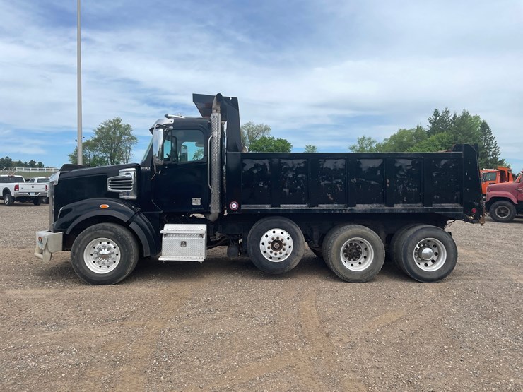 #1319-•-2011-freightliner-dump-truck-(has-mn-title)-image-2