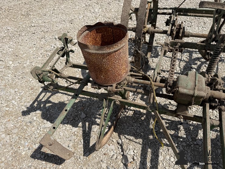 john-deere-2r40-planter-image-11