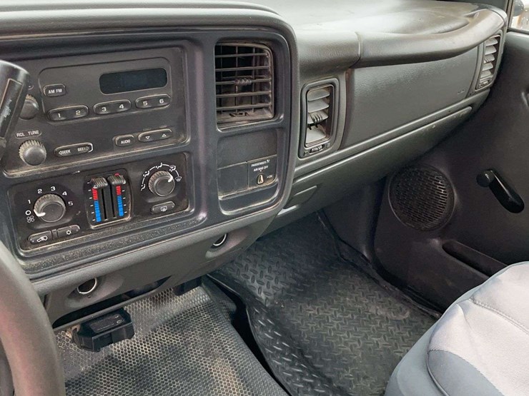 2004-gmc-3500-image-7