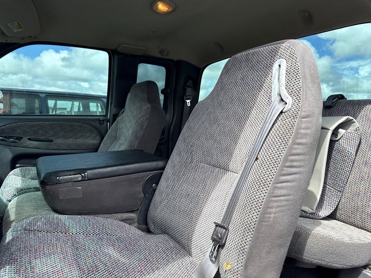 2001-dodge-2500-image-37