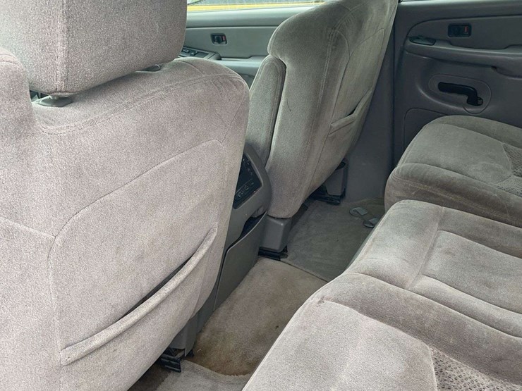 2005-chevrolet-suburban-image-11