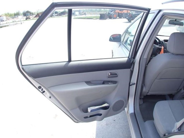 2007-kia-rondo-ex-sport-utility-vehicle-knafg52667-image-26