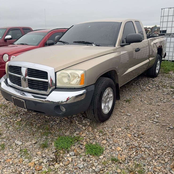 2005 DODGE DAKOTA SLT