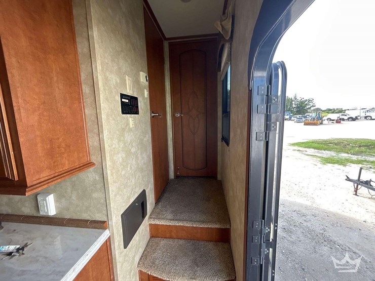 2013-forest-rive-brookstone-310ls-5th-wheel-t/a-travel-trailer-image-12