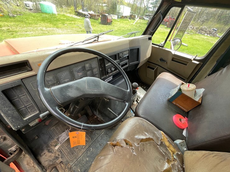 #2881-•-1990-international-sealcoating-truck-(has-wi-title)-(or)-image-34