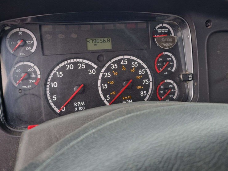 2013-freightliner-m2-106-image-7
