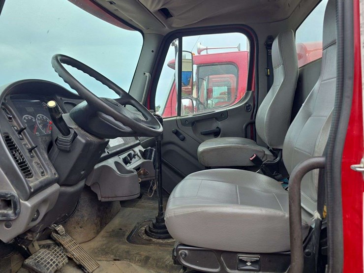 2013-freightliner-m2-106-image-6