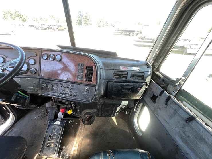 2002-peterbilt-385-image-43