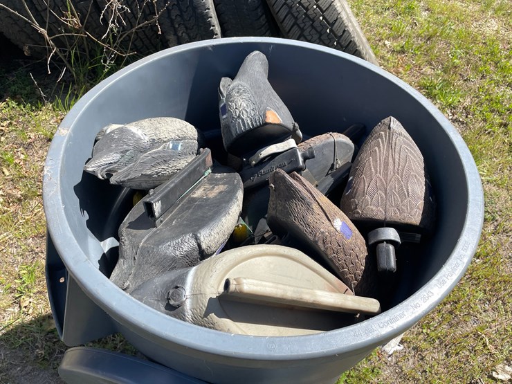 #2855-•-rubbermaid-garbage-can-(or)-image-4