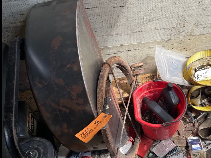 #2852-•-(2)-metal-trailer-fenders-(or)-image-1