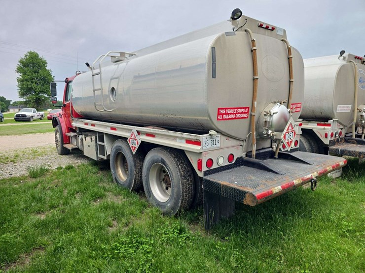 2014-freightliner-m2-106-image-6