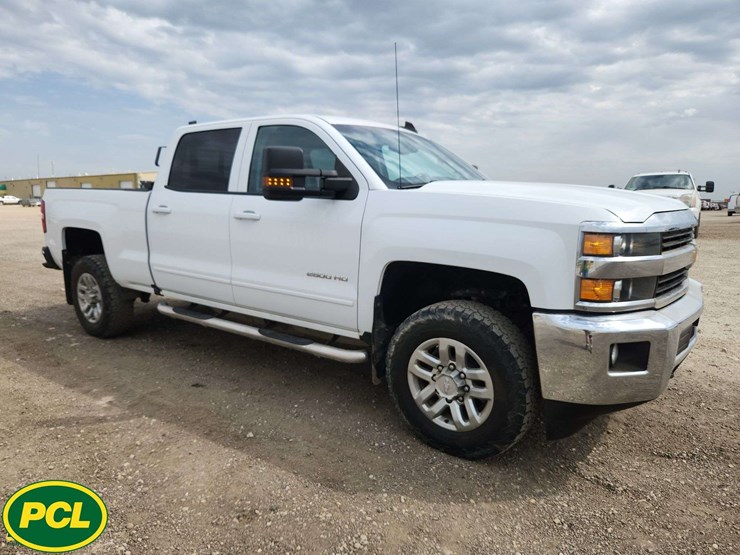 2017-chevrolet-silverado-2500hd-image-2