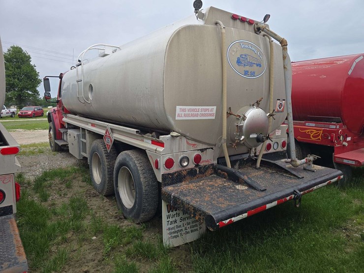 2013-freightliner-m2-106-image-5