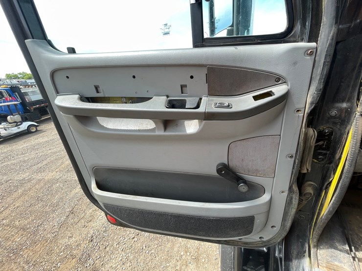 #1319-•-2011-freightliner-dump-truck-(has-mn-title)-image-45