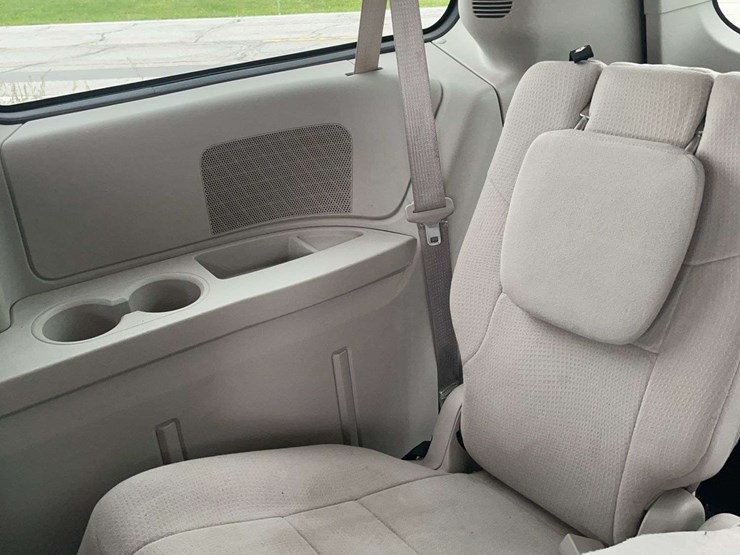 2012-dodge-caravan-image-12