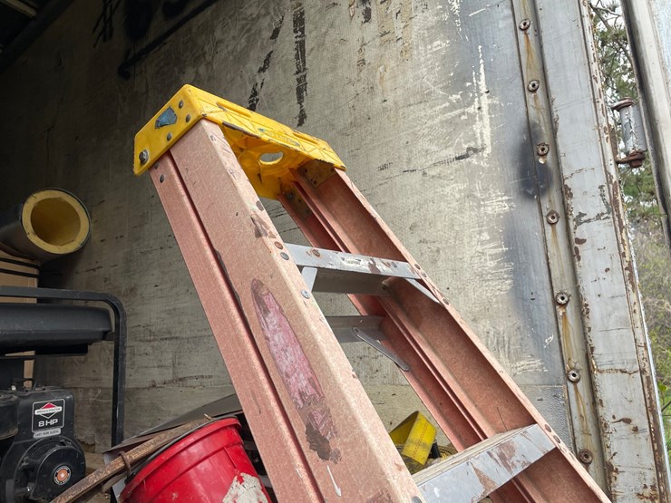 #2853-•-8'-step-ladder-(or)-image-4
