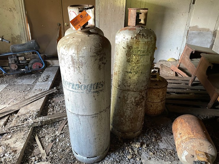 #2896-•-(3)-100-lb-propane-tanks-(or)-image-2