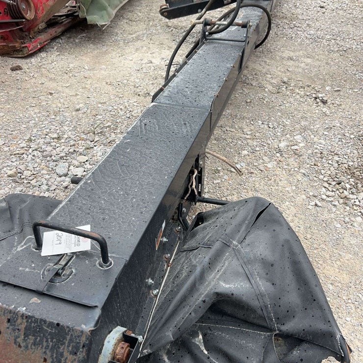 Unverferth UM 18ft rubber belted grain conveyor elevator, hydraulic drive