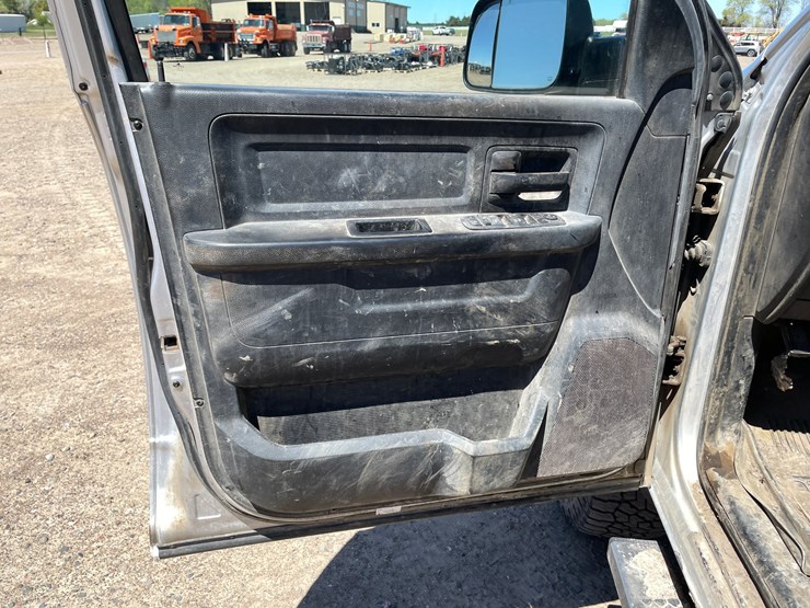 2015-dodge-3500-image-26