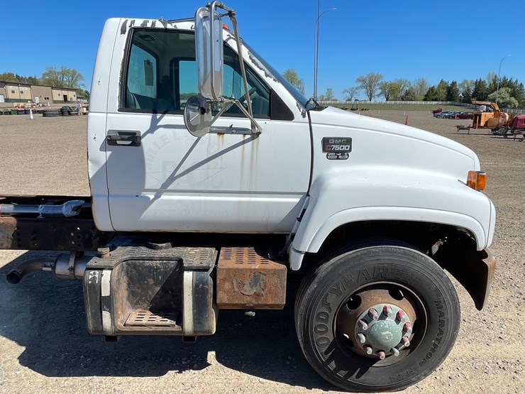 #1015-•-2001-gmc-c7500-cab-and-chassis-(has-mn-title)-image-12
