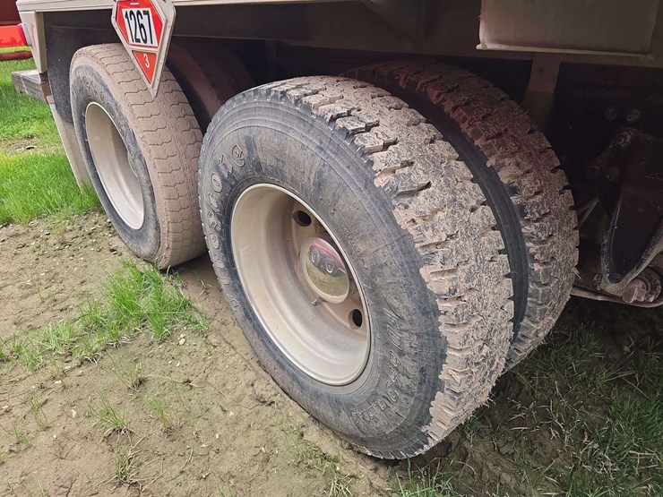 2013-freightliner-m2-106-image-17