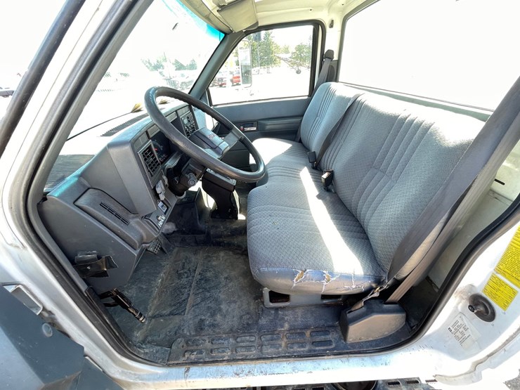 #1015-•-2001-gmc-c7500-cab-and-chassis-(has-mn-title)-image-25