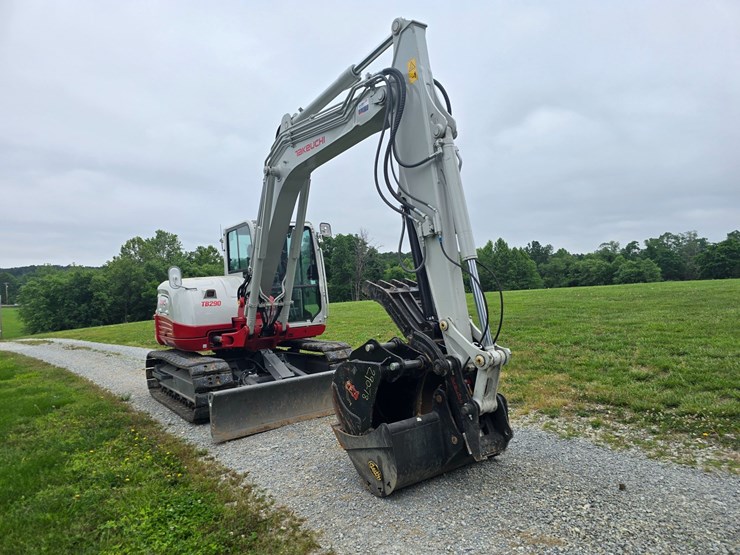 2024-takeuchi-tb290-image-34