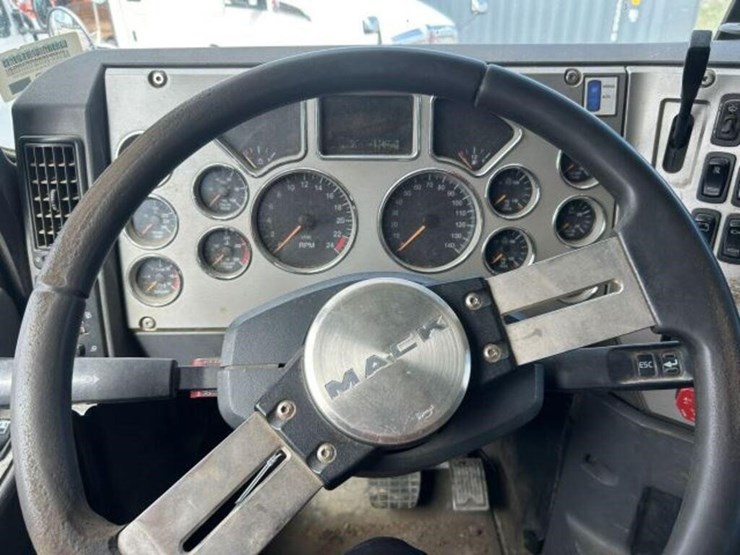 2016-mack-cxu613-t/a-hiway-tractor---sleeper---1m1-image-86