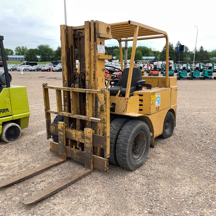 #1016 • 1979 Allis Chalmers ACP-60-B-PS Forklift