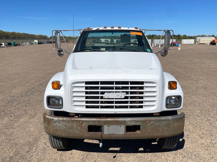 #1015-•-2001-gmc-c7500-cab-and-chassis-(has-mn-title)-image-8